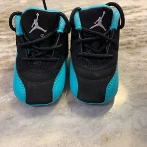 Turquoise and black  Jordan’s size 3c